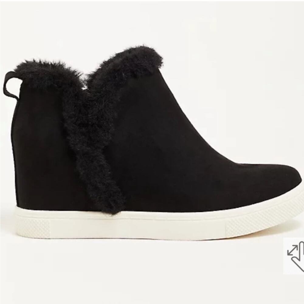 Torrid Faux Suede Fur Trim Sneaker Wedge Black
Ankle Booties 9.5WW